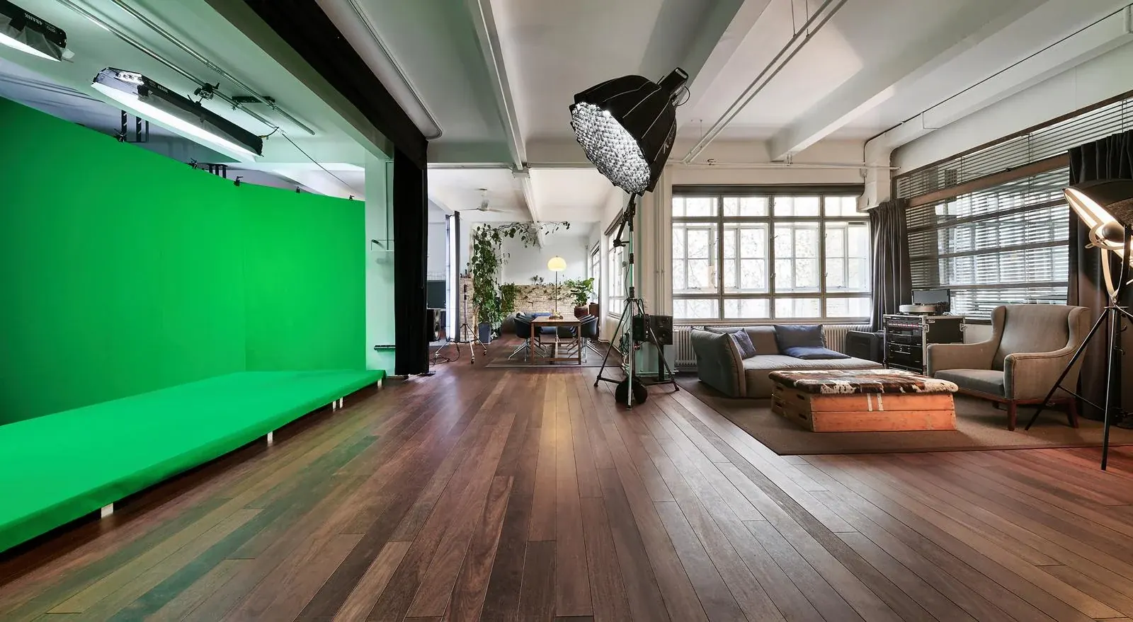 Breites Greenscreen-Setup mit Lounge im ContentBude Filmstudio Wien