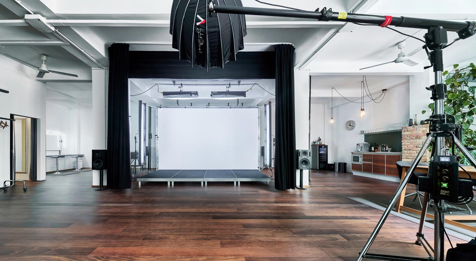 ContentBude Fotostudio – Bühne und professionelles Licht-Setup