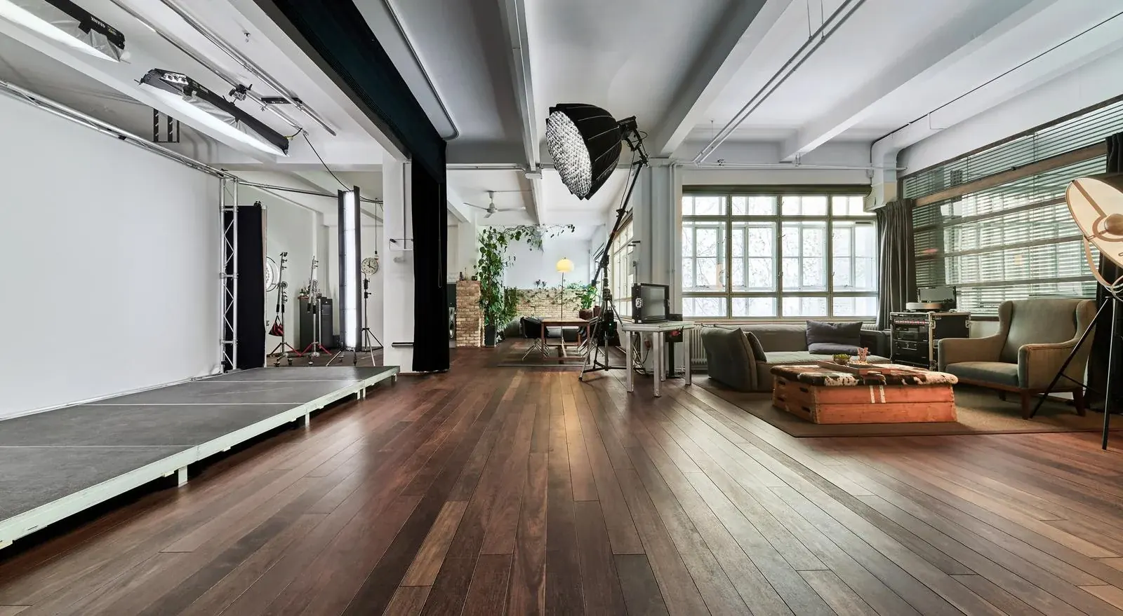 Das Studio-Loft der ContentBude mit Tageslicht, Holzboden und Lounge
