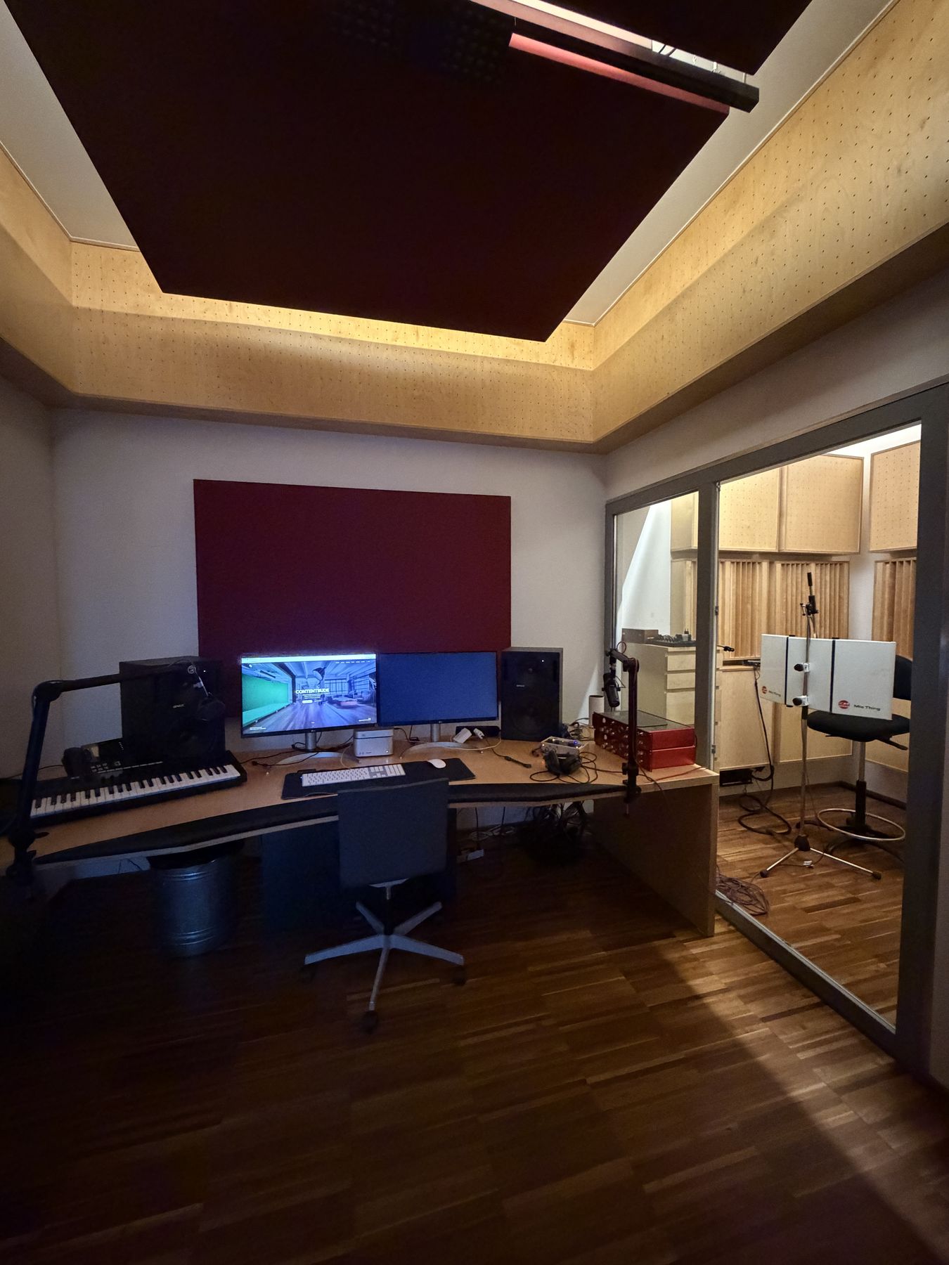 Regie und Aufnahmebereich im Tonstudio Wien